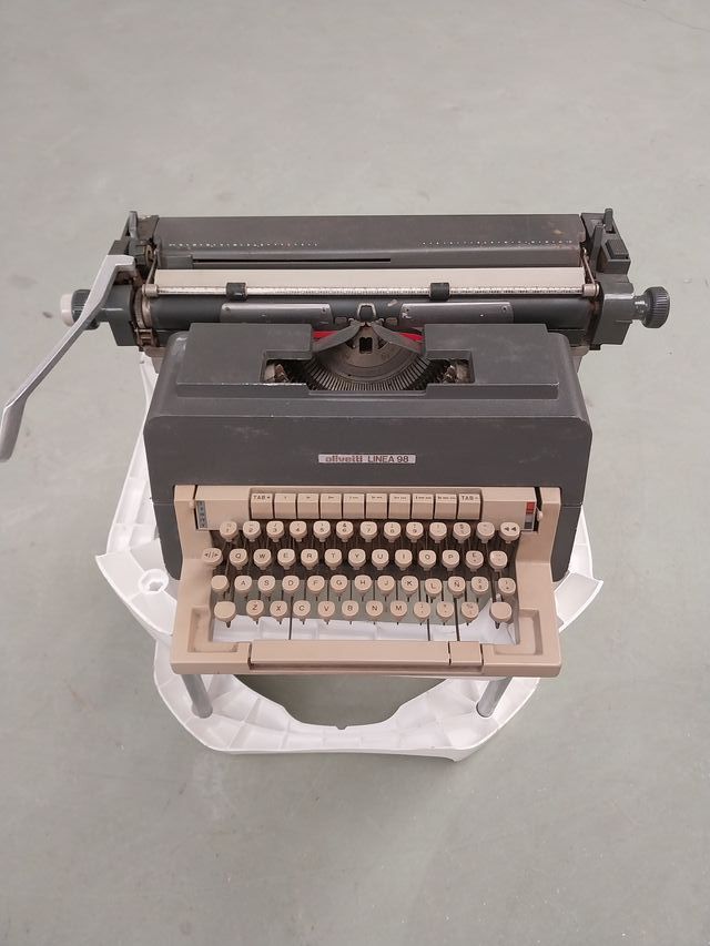 Máquina de escribir Olivetti Linea 98