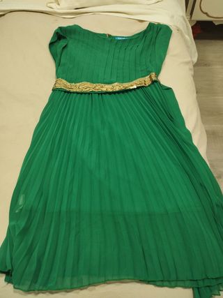 Vestido verde plisado con cinturón dorado