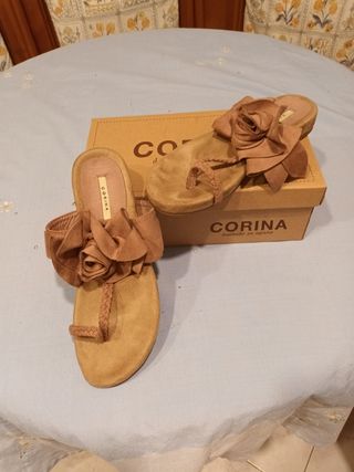 Sandalias planas Corina flor marrón
