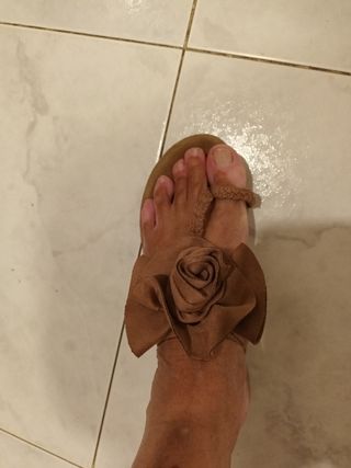 Sandalias planas Corina flor marrón