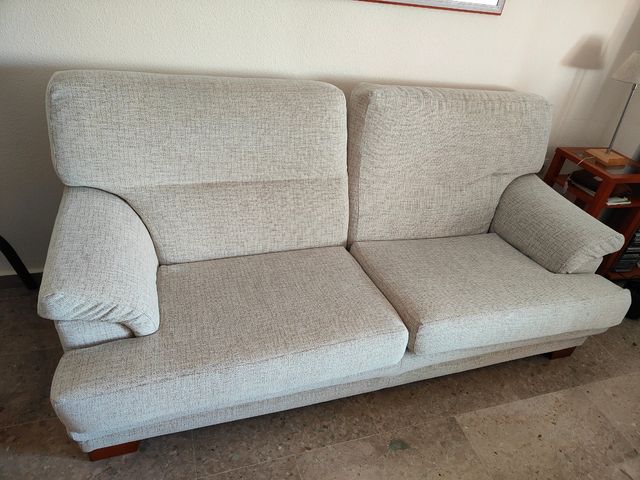 Sofá 3 plazas tela beige/gris. Med: 2,05 x 0,95 m.