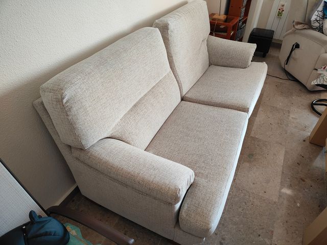 Sofá 3 plazas tela beige/gris. Med: 2,05 x 0,95 m.
