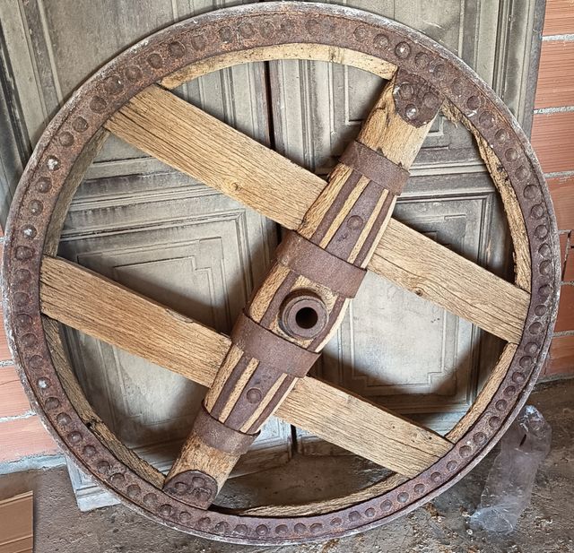 Rueda de carro antigua de madera y metal