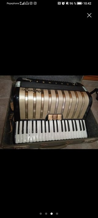 Acordeón Hohner original, 3 registros 80 bajos