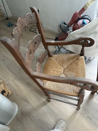 Mesa de forja y sillones rústicos de madera y yute