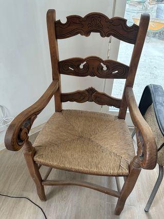 Mesa de forja y sillones rústicos de madera y yute