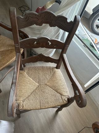 Mesa de forja y sillones rústicos de madera y yute