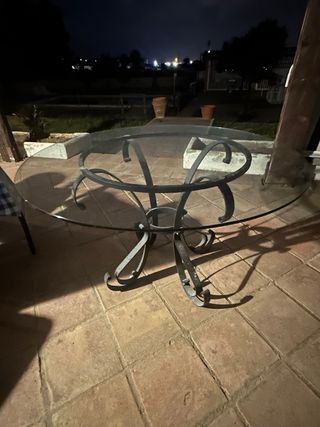 Mesa de forja y sillones rústicos de madera y yute