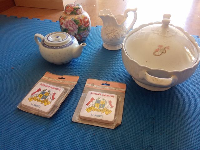 Lote de porcelana y otros materiales