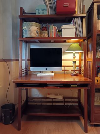 Escritorio de madera con estantería