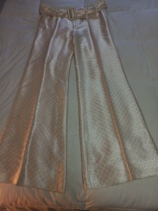 Pantalones dorados de campana con cinturón