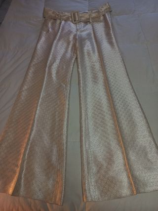 Pantalones dorados de campana con cinturón