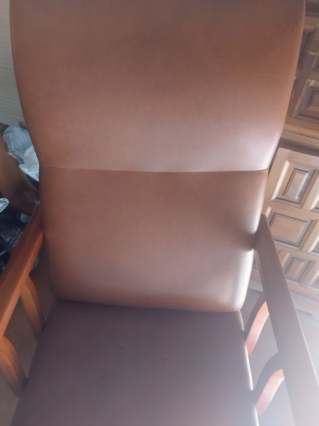Sillón de piel y madera