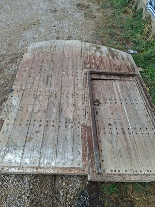 Puerta de garaje madera antigua.
