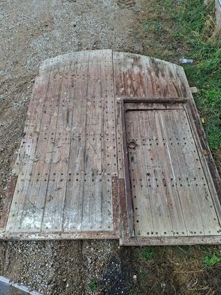 Puerta de garaje madera antigua.
