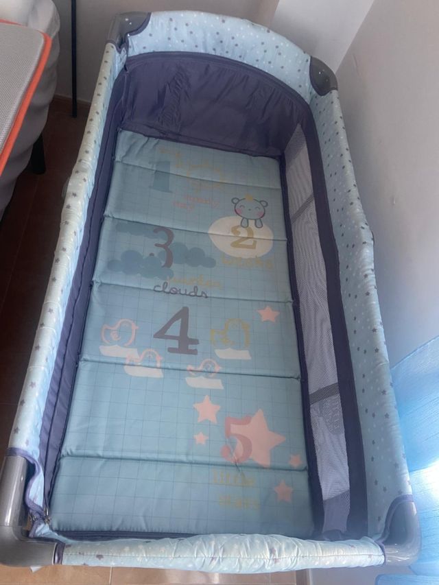 Cuna de viaje con estampado infantil
