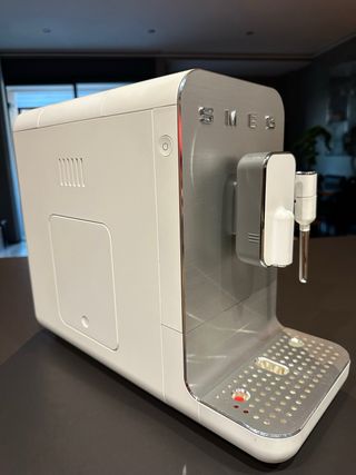 Cafetera SMEG BCC12BLMEU SuperAutomática