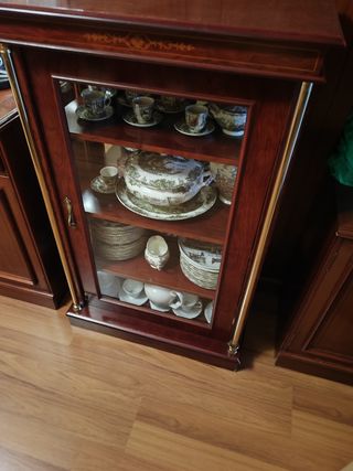Mueble vitrina con vajilla de porcelana