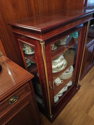 Mueble vitrina con vajilla de porcelana