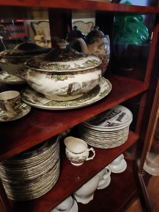 Mueble vitrina con vajilla de porcelana