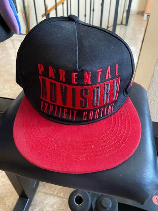 Gorra roja y negra de “Parental Advisory”