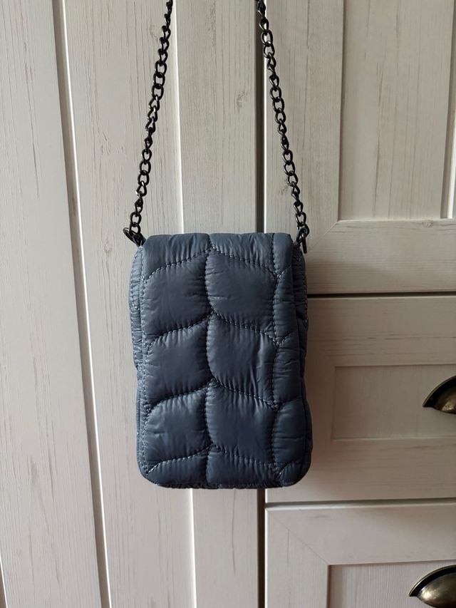 Bolso azul acolchado con cadena