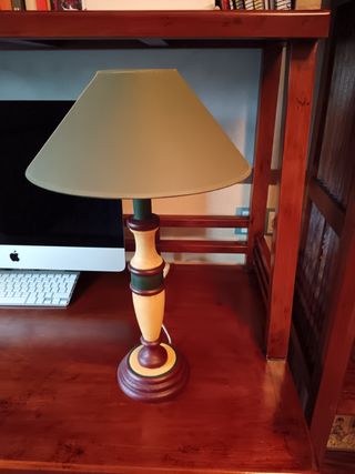 Lámpara de mesa de madera y tela