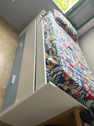 Cama nido azul y blanca