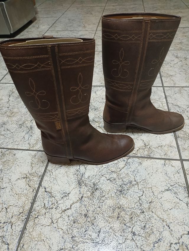 Botas de cuero marrones con bordado