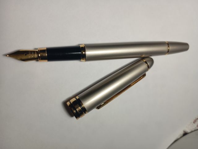 Pluma estilográfica plateada Iridium Point Germany