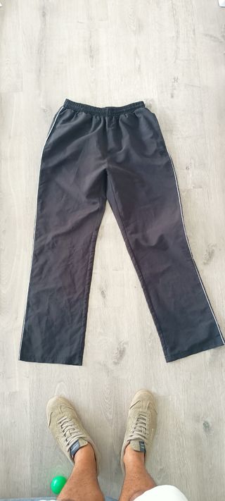 Pantalón de chándal negro con raya lateral