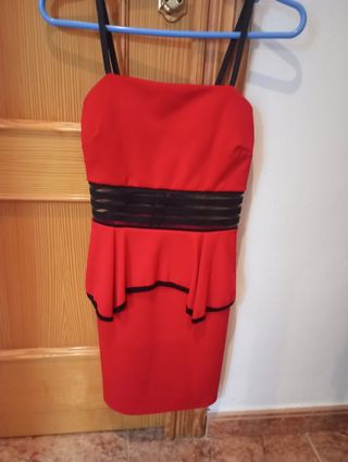 Vestido rojo con detalles negros