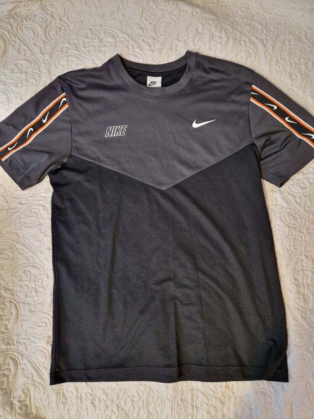 Camiseta Nike manga corta gris y negra