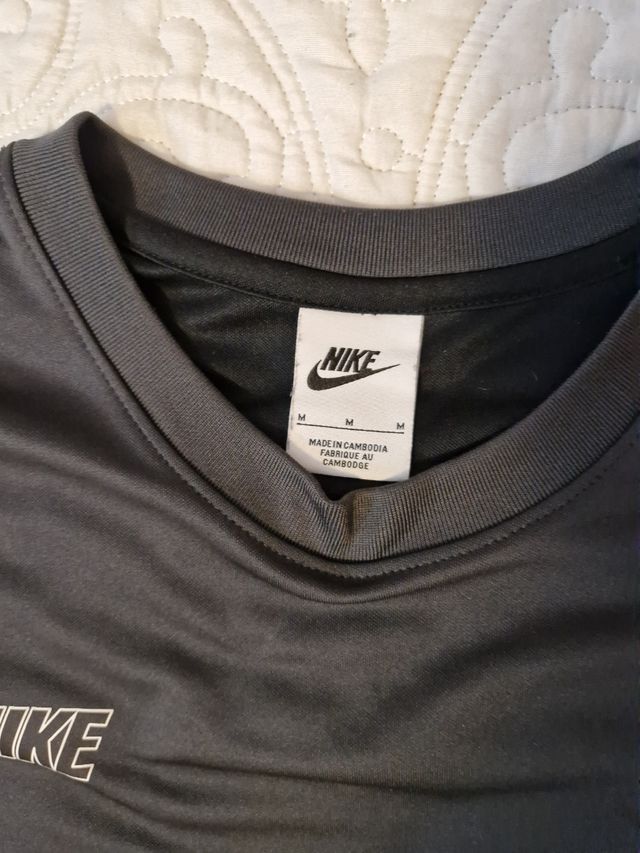 Camiseta Nike manga corta gris y negra