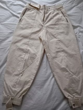 Pantalón COS, tipo bombacho, como crema. Talla S