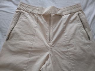 Pantalón COS, tipo bombacho, como crema. Talla S