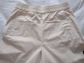 Pantalón COS, tipo bombacho, como crema. Talla S