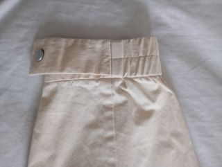 Pantalón COS, tipo bombacho, como crema. Talla S