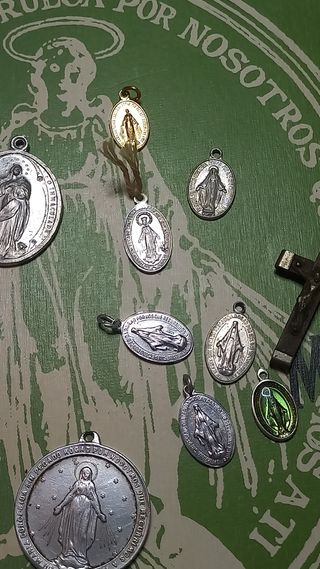 Lote antiguo Medalla Milagrosa, libro y Rosario.