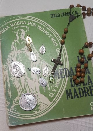 Lote antiguo Medalla Milagrosa, libro y Rosario.