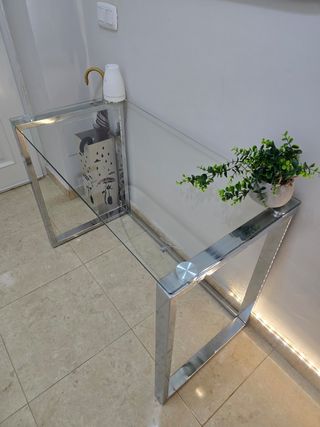 Mesa de cristal y metal plateado