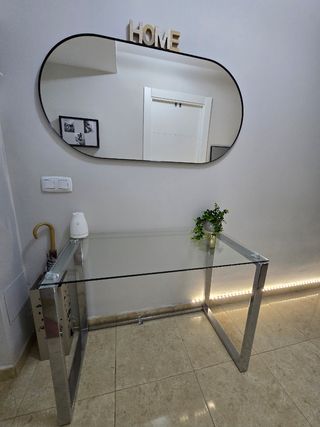 Mesa de cristal y metal plateado