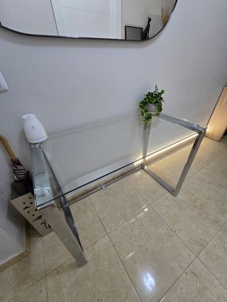 Mesa de cristal y metal plateado
