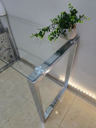 Mesa de cristal y metal plateado