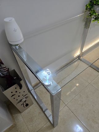 Mesa de cristal y metal plateado