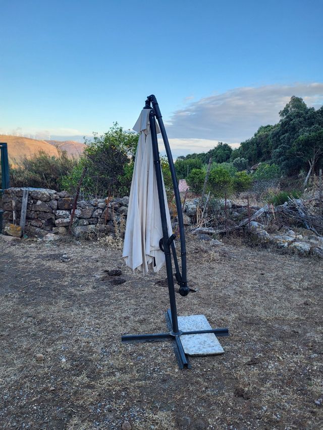 Sombrilla de tela y metal