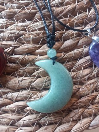 Collar con colgante de luna de aventurina verde 