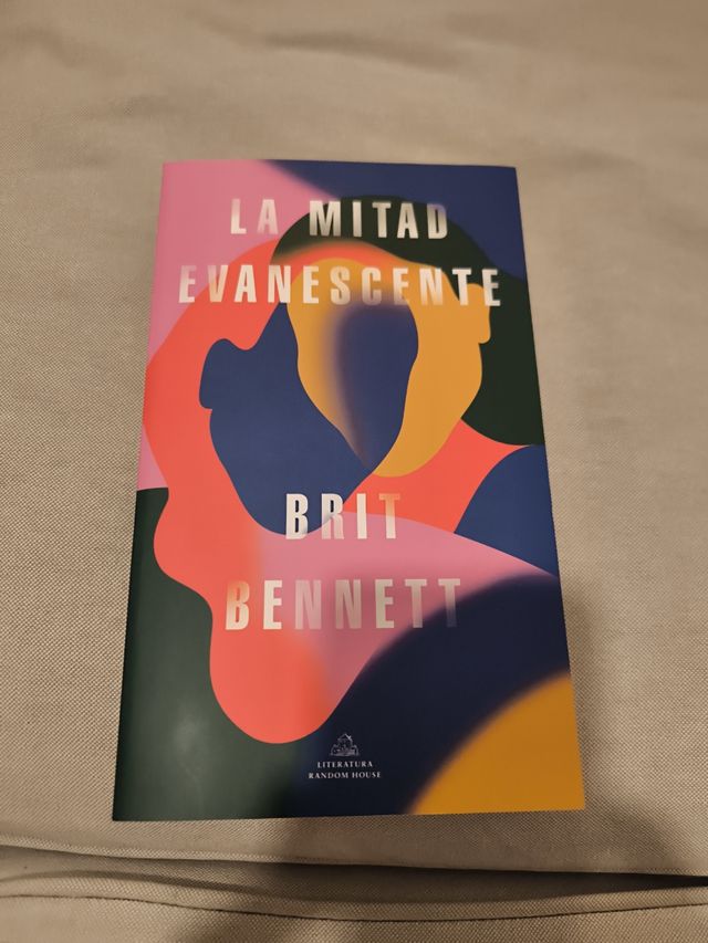 La mitad evanescente / The Vanishing Half (Span...