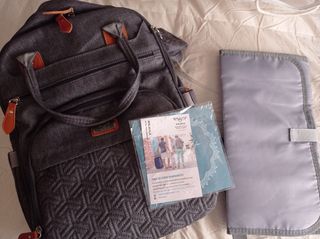 Mochila de pañales marca Welavila en gris oscuro.