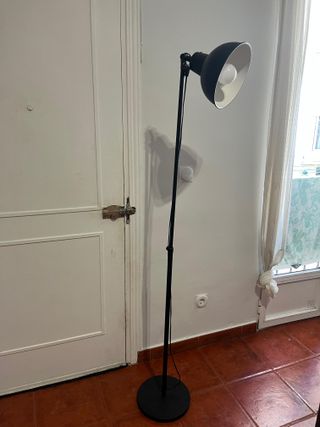Lámpara de pie negra para salón
